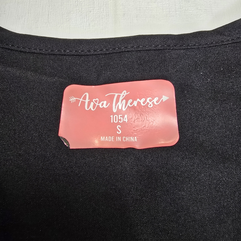Ava Therese Colorful Llama Print Scrub Top. Size Small - Picture 5 of 6